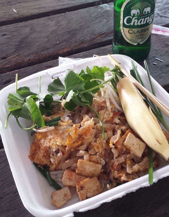 Pad Thai and beer at floating market blog