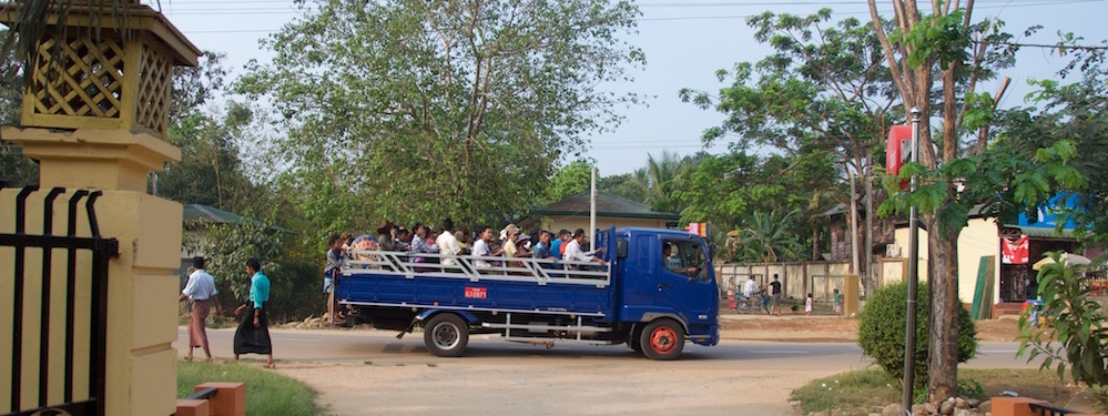 Vrachtwagen met pelgrims Kyaiktiyo