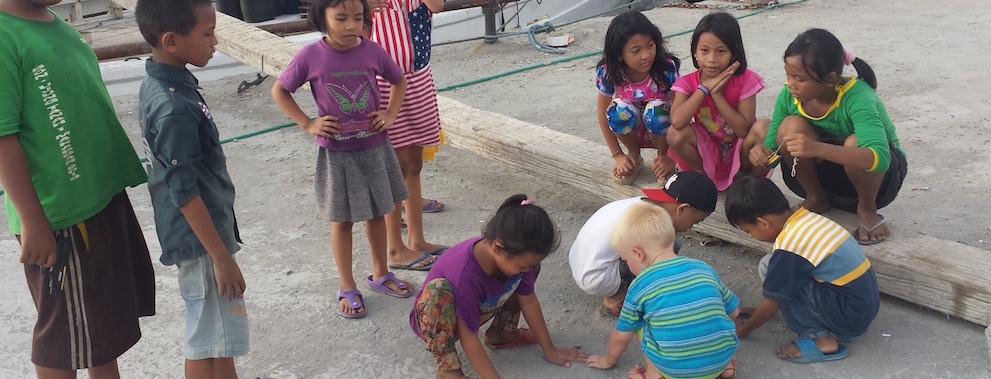 Noa speelt in de haven met Indonesische kindjes