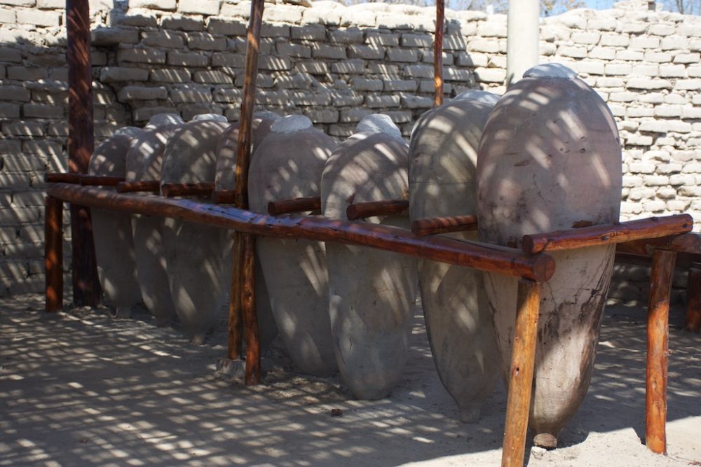 Pisco fermentatie vazen bij wijngaard in Pisco