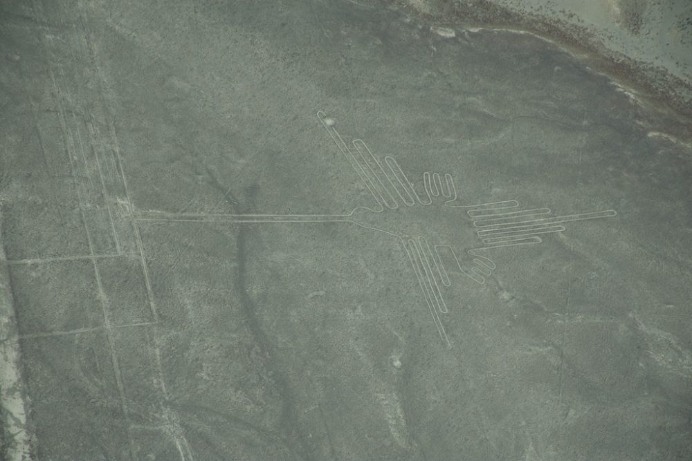 Nazca kolibri tekening vanuit het vliegtuig