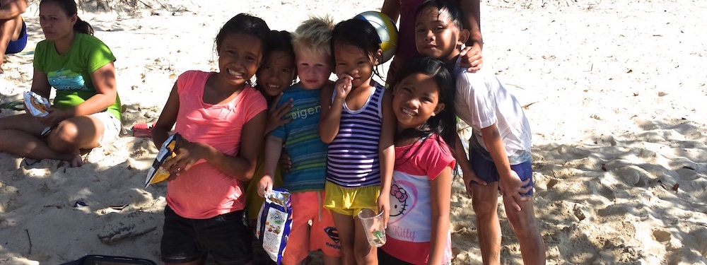 Op de foto met Filipijnse kinderen op het strand van El Nido.
