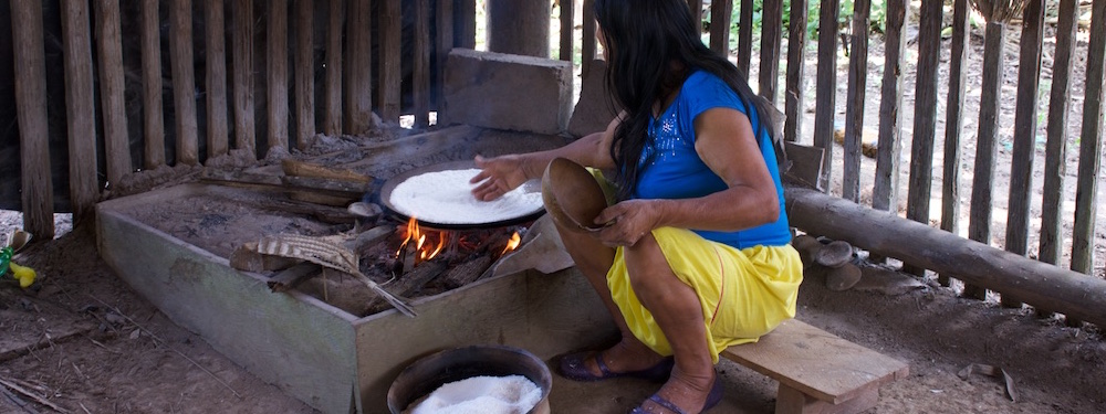Brood maken van casava in de Amazone, Ecuador