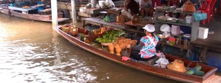 Women preparing food at Taling Chan floating market