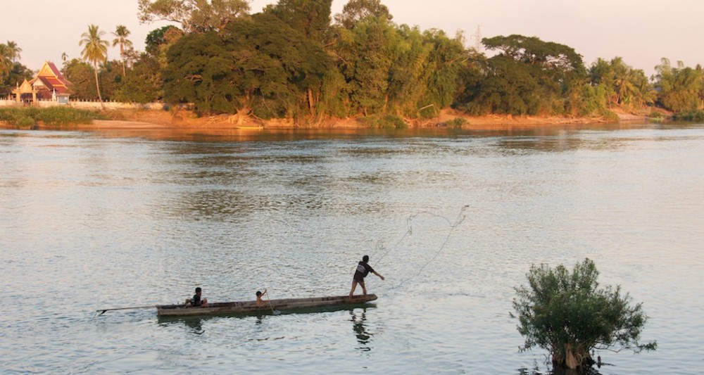 Fisherman throws net, Don Det Laos