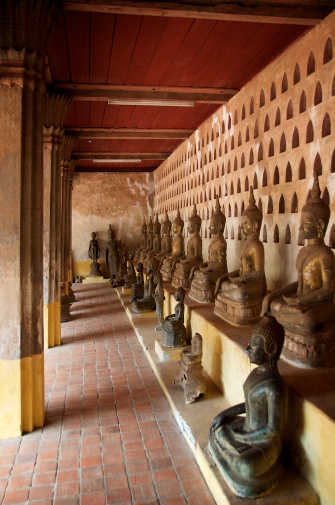 Duizenden Budha's in de muren van tempel Sisaket