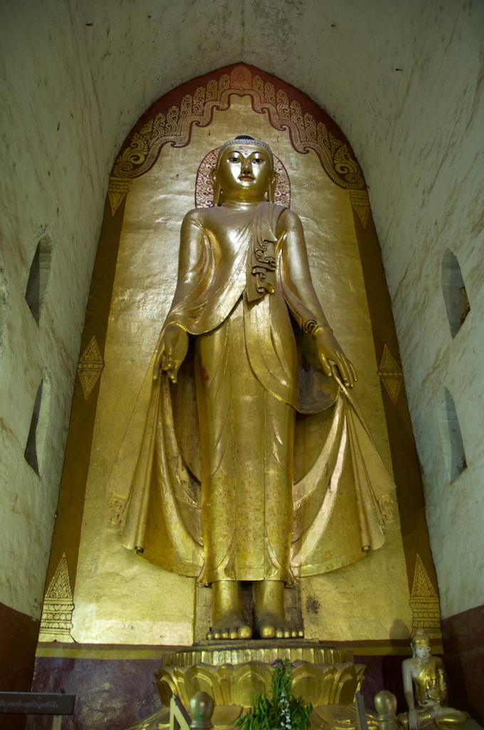 Levensgroot buddha beeld