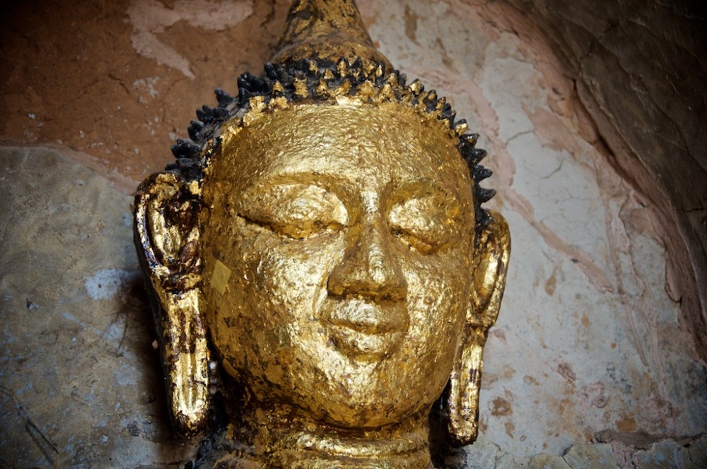 Buddha beplakt met bladgoud