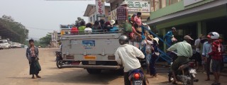 Pelgrims klimmen uit een vrachtwagen bij Kyaiktiyo