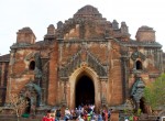 Pelgrims lopen naar tempel Bagan