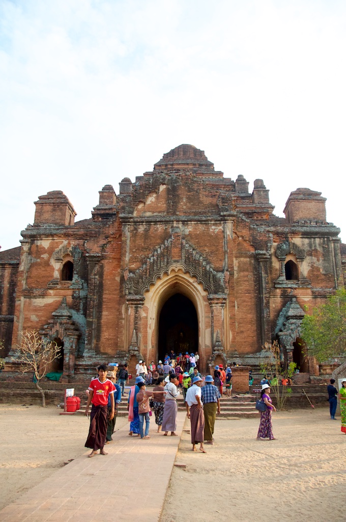 Pelgrims lopen naar tempel Bagan
