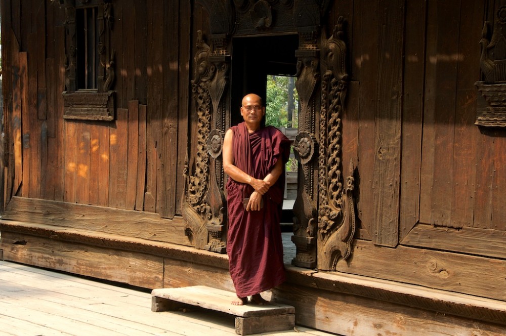 Monnik bij teak klooster Inwa