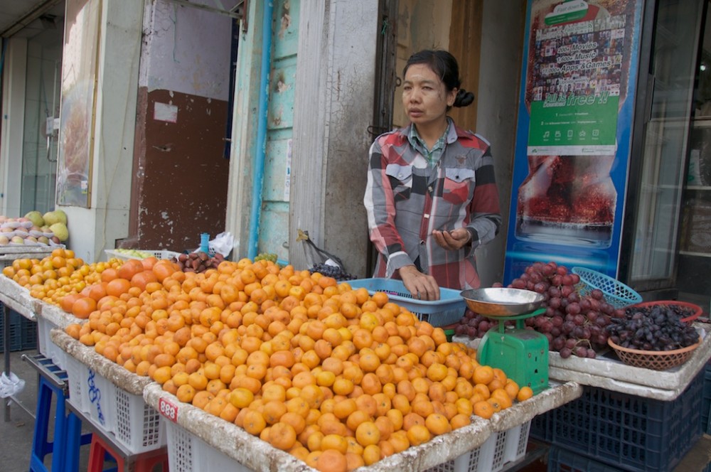 Dame verkoopt fruit op de straten van Yangon
