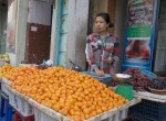 Dame verkoopt fruit op de straten van Yangon