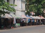 Restaurantjes langs de straten van Yangon