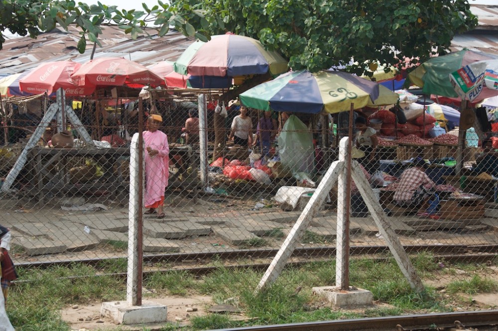 Winkeltjes langs het treinspoor in Yangon