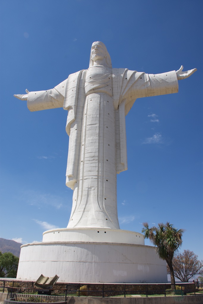 Christus kijkt uit over Cocachamba